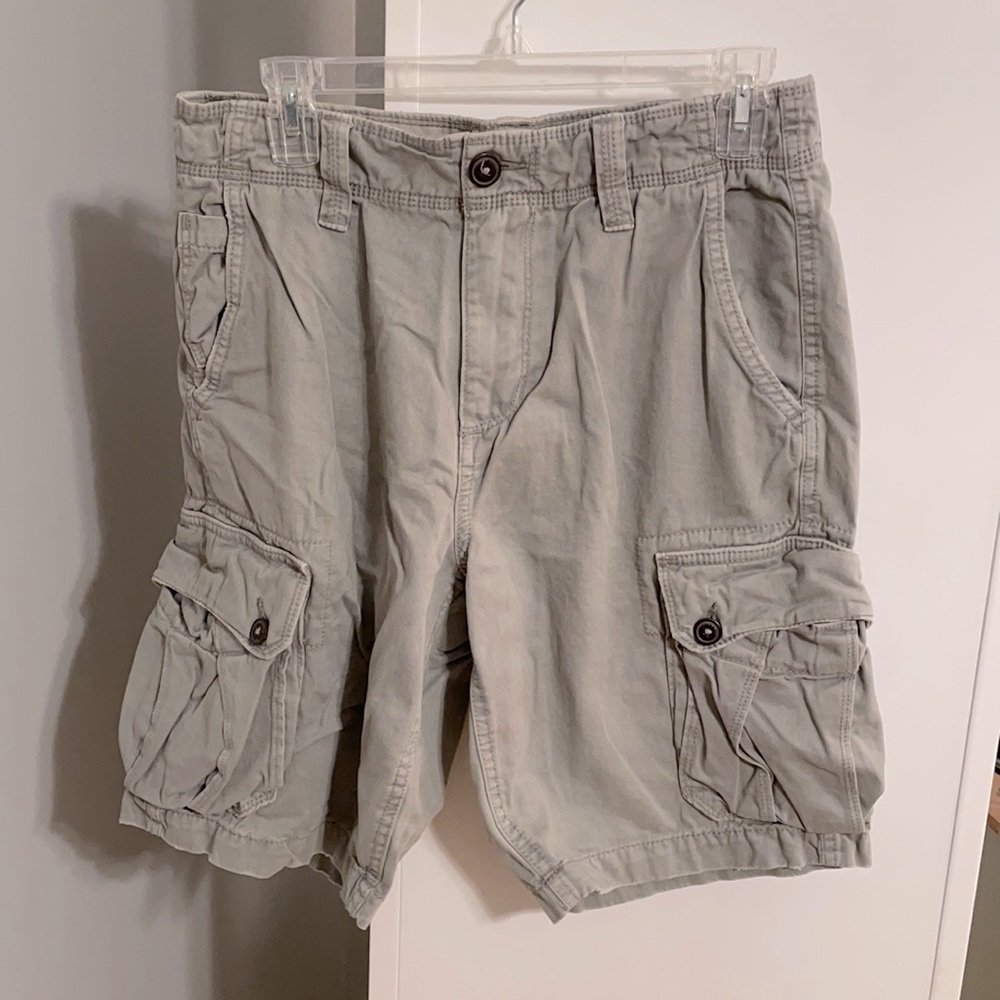 Men’s grey cargo shorts